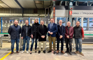 El conseller de Empresa, Empleo y Energ&iacute;a, Alejandro S&aacute;enz de San Pedro, y la directora general de Industria y Pol&iacute;gonos Industriales, Ingrid de la Fuente, en la presentaci&oacute;n de las bases de la convocatoria de ayudas.