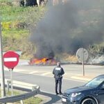 Alarma en la EI-200: bomberos act&uacute;an ante un inesperado incendio en plena carretera