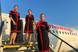 Azafatas en la escalerilla de un avi&oacute;n de Animawings.