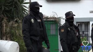 Dos de los agentes de la Policía Nacional que participaron en la operación.