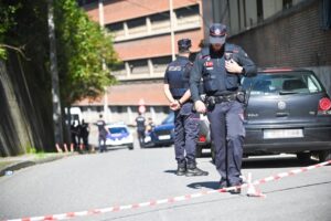 Agentes de la Ertzaintza en el operativo puesto en marcha tras la reyerta mortal de Barakaldo