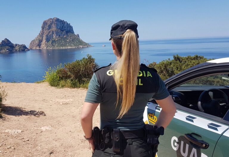 Una guardia civil en las costas de Ibiza,