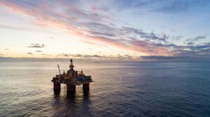 Equinor's Storre, plataforma petrolera en el Mar de Noruega, con otras plataformas petroleras visibles en el horizonte