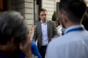 El portavoz de Sumar en el Congreso, &Iacute;&ntilde;igo Errej&oacute;n, a su salida de una sesi&oacute;n plenaria, en el Congreso de los Diputados, a 22 de octubre de 2024