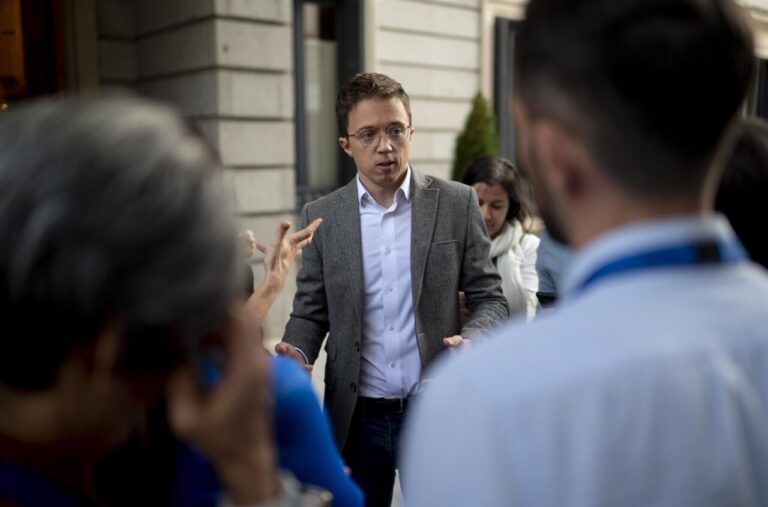 El portavoz de Sumar en el Congreso, Íñigo Errejón, a su salida de una sesión plenaria, en el Congreso de los Diputados, a 22 de octubre de 2024