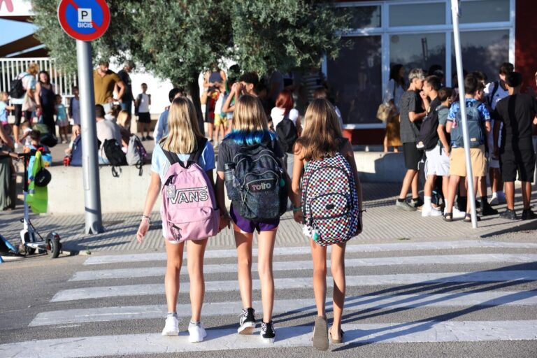 Alumnas acuden a su centro educativo.