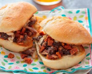 Montaditos de 'pringa', plato t&iacute;pico del sur de Andaluc&iacute;a.