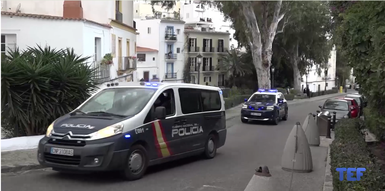 Vehículos policiales en Dalt Vila durante la operación. 