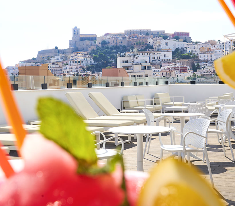 Vistas a Dalt Vila desde la azotea de Puerto Ibiza Hotel.