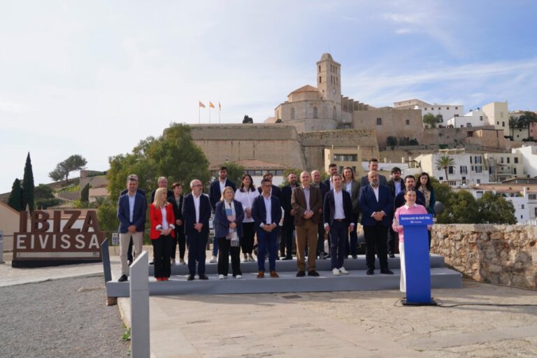 Alcaldes del PP y la presidenta del Govern, Marga Prohens.