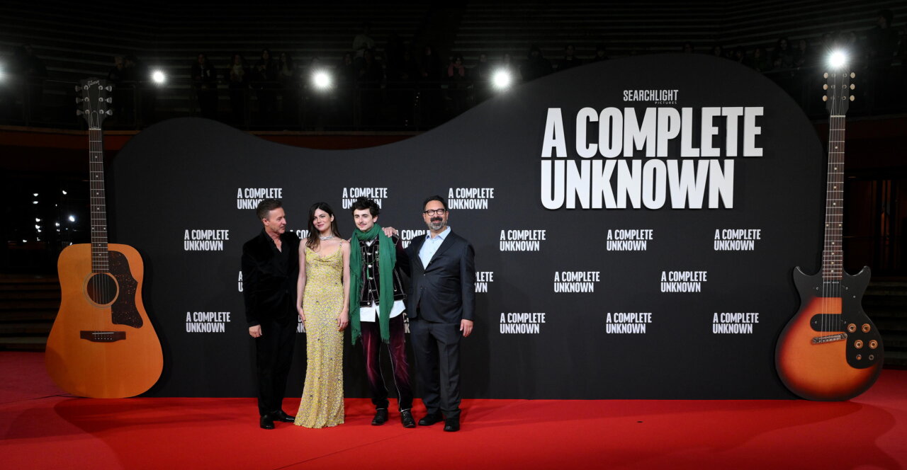 'A Complete Unknown' es otra de las grandes películas en esta edición de los Óscar, con ocho nominaciones, entre ellas la de mejor dirección (James Mangold, a la derecha de la imagen); mejor actor principal (Timothée Chalamet, segundo por la derecha); mejor actor de reparto (Edward Norton, primero por la izquierda) y mejor actriz de reparto (Monica Barbaro, segunda por la izquierda)