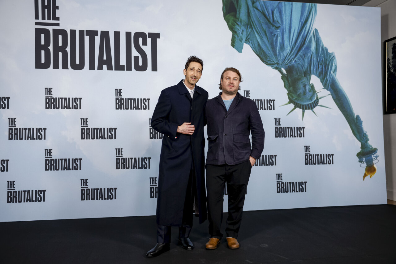 'The Brutalist' opta a los Óscar en diez categorías, entre ellas a mejor director, Brady Corbet (a la derecha en la foto) y actor principal, Adrien Brody (i).