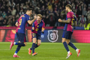 1 0. El Barcelona gana al Rayo con un gol de penalti de Lewandowski y se sit&uacute;a l&iacute;der