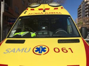 Sucesos. Cinco personas resultan heridas leves en un accidente entre un coche y un cami&oacute;n