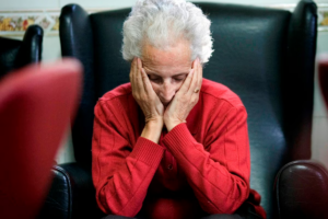 Anciana en un centro de d&iacute;a