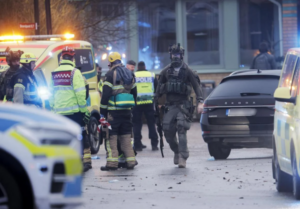 Efectivos de la polic&iacute;a sueca en el lugar de los hechos.