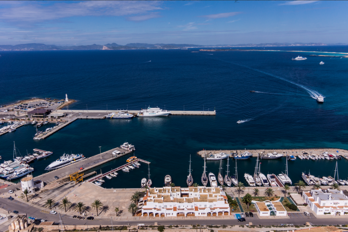 Vista del puerto de la Savina.