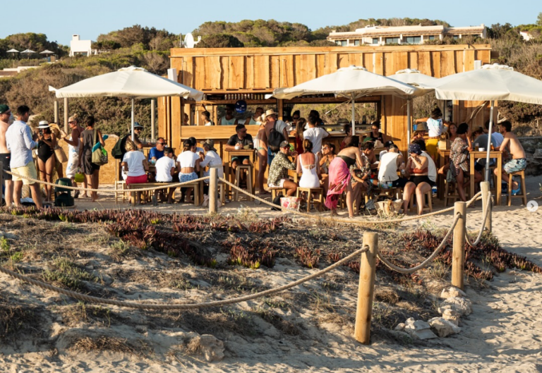 El chiringuito Km.11 en la playa Arenals de Formentera.