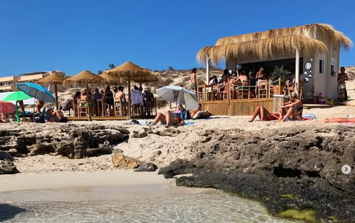 Chiringuito La Gitana en la playa de Arenals de Formentera. 