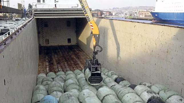 Toneladas de basura en balas en la bodega de un barco. 