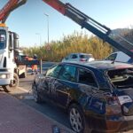 Espectacular accidente: un Audi A6 cruza de carril y acaba siniestro total tras caer por un desnivel