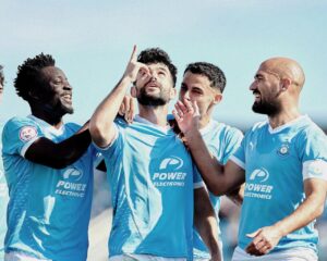 Gallar festejando su gol junto a sus compa&ntilde;eros.