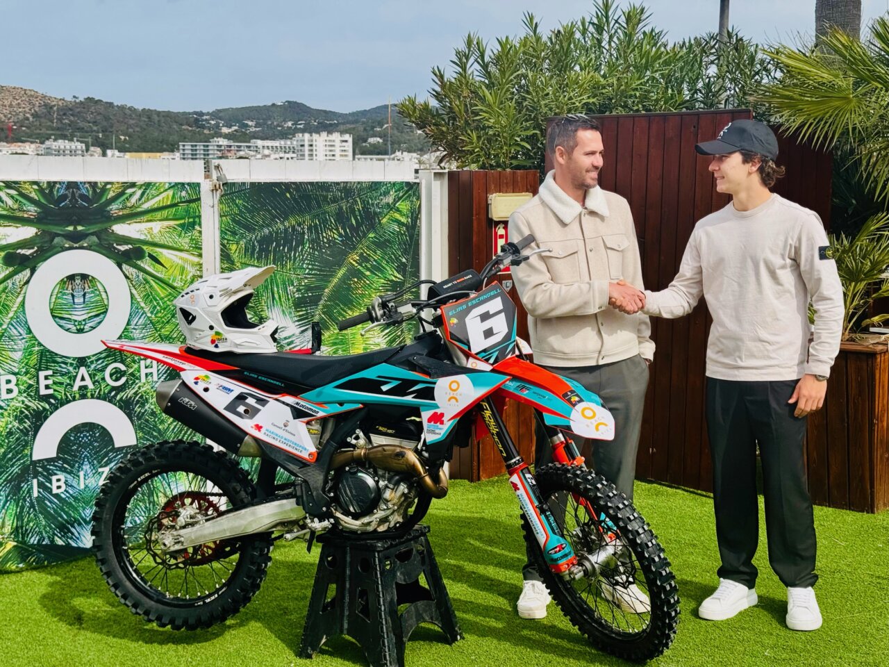 Duane Lineker y Elías Escandell durante la presentación del acuerdo en O Beach.