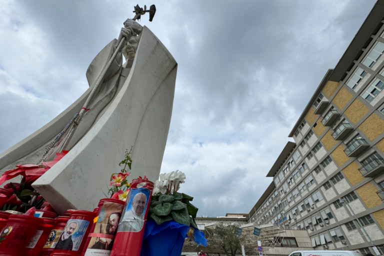 Velas y flores a las puertas del Hospital Gemelli de Roma donde permanece ingresado el papa Francisco, este miércoles