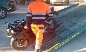 Motocicleta accidentada.