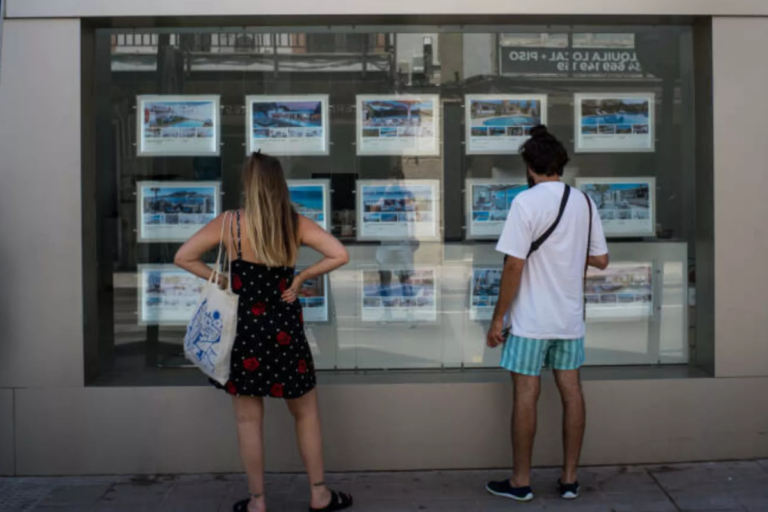 Jóvenes mirando el precio de la vivienda