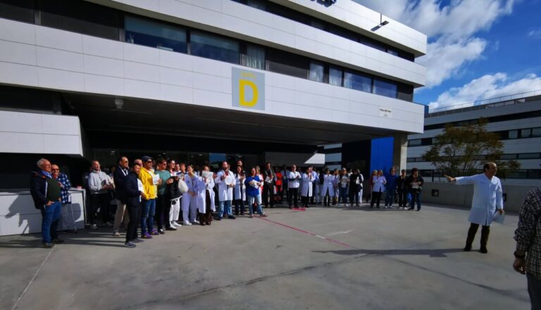 Médicos en la puerta de Can Misses. Archivo.