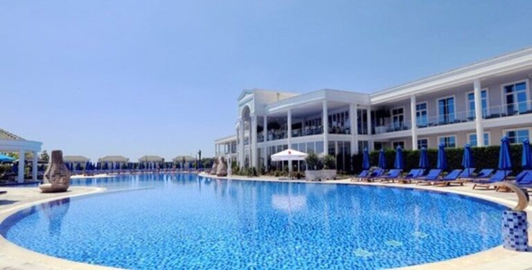 Imagen de archivo de la piscina de un hotel.