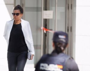 Una amiga de la jugadora de la selecci&oacute;n femenina Jenni Hermoso a su llegada a la Audiencia Nacional para ser interrogado, a 25 de septiembre de 2023, en Madrid (Espa&ntilde;a).