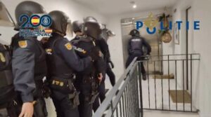 Sucesos. Desarticulada una red que distribu&iacute;a un servicio de comunicaci&oacute;n encriptada utilizada por delincuentes