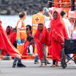 Equipos de emergencia atienden a los migrantes en el muelle de Arrecife, a 6 de enero de 2025, en Lanzarote.