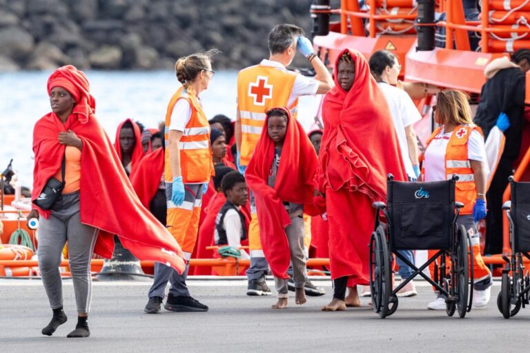 Equipos de emergencia atienden a los migrantes en el muelle de Arrecife, a 6 de enero de 2025, en Lanzarote.