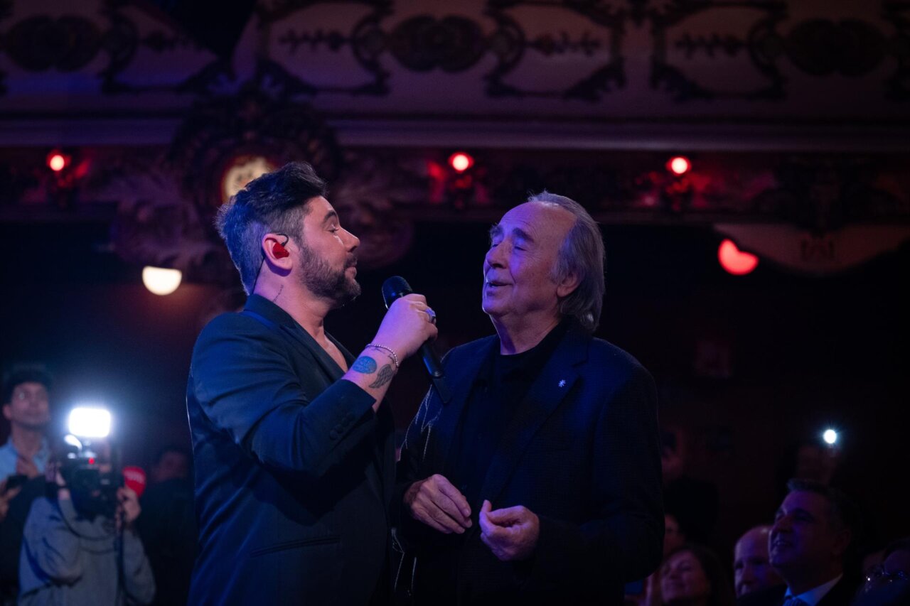 Miguel Poveda y Joan Manuel Serrat en el acto del Gremi de Restauració de Barcelona