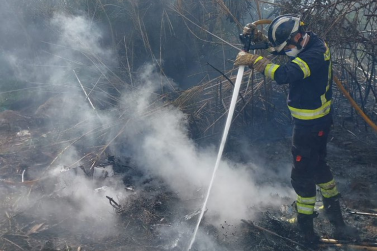 Bomberos de Ibiza en el incendio.