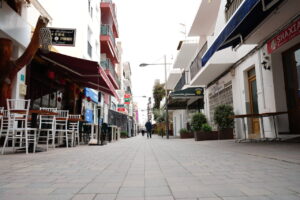 La calle Sant Vicent se vuelve a vestir de fiesta con gastronomía y música para celebrar su patrón