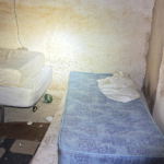 Colchones en una de las habitaciones okupadas.