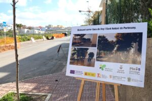 Cartel en el inicio de la obra