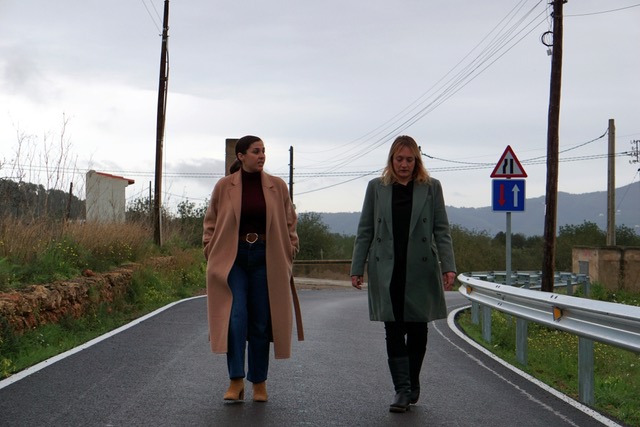 La alcaldesa Tania Marí durante la visita a una de las carreteras asfaltadas. 