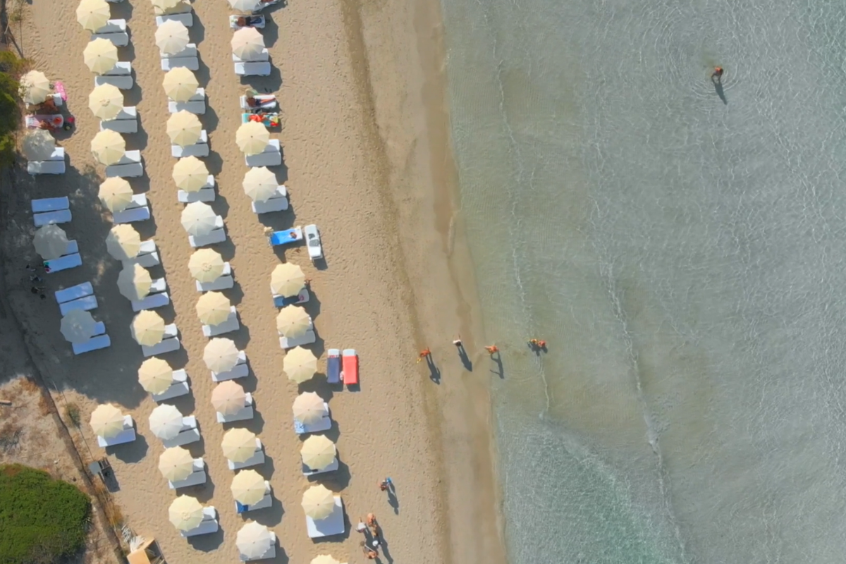 Vista aérea de hamacas en una de las playas explotadas por Ibifor