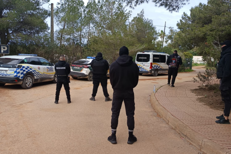 Presencia de Policía Local y Guardia Civil junto a la empresa D&S