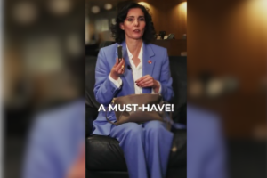 Hadja Lahbib exhibiendo el kit de superviviencia