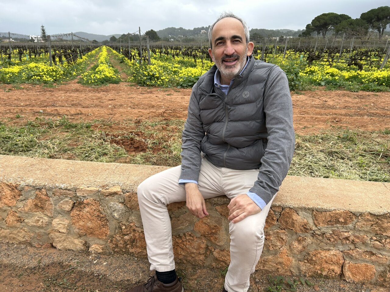 Álvaro Pérez Navazo posando delante de los viñedos de Can Rich, en Sant Antoni.