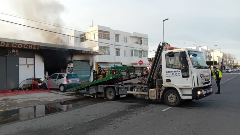 Local incendiado en Sant Jordi.