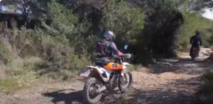 Motociclistas camino a Es Vedrá