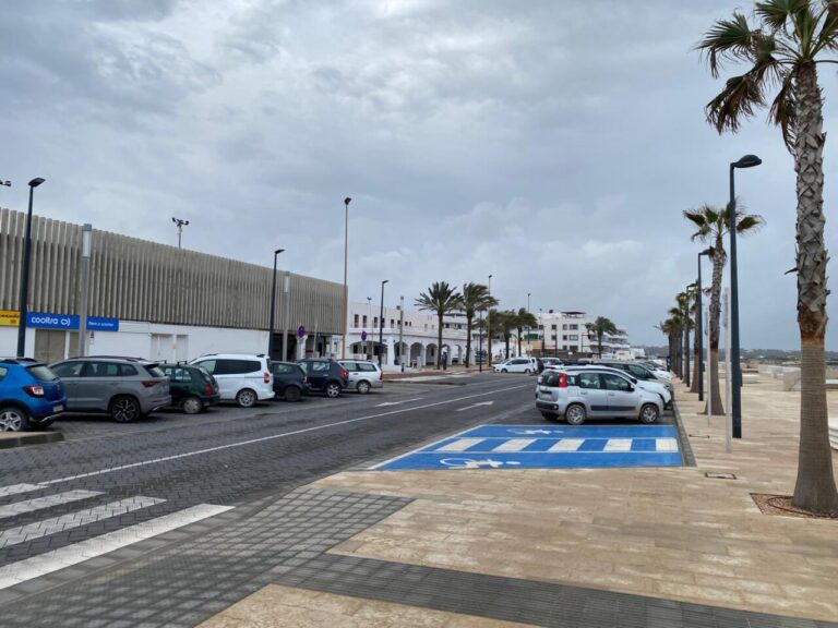 Parking en el puerto de la Savina