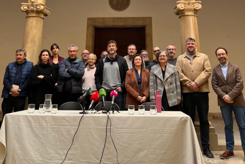 Representantes de entidades cívicas y partidos políticos en la presentación del recurso de inconstitucionalidad